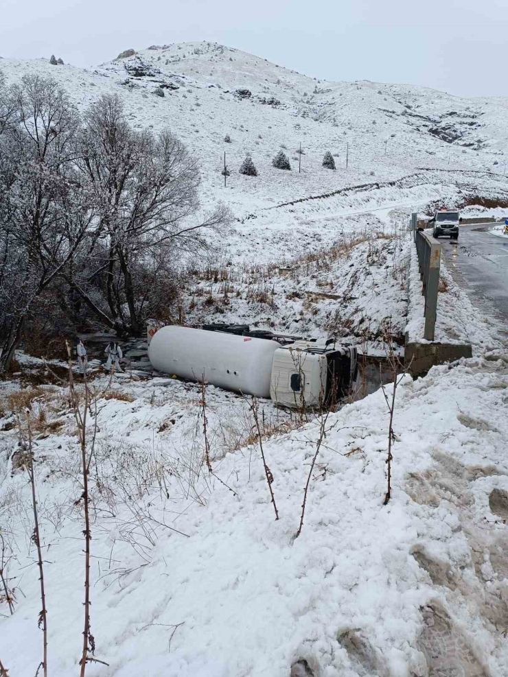 Gümüşhane’de Lpg Yüklü Tanker Dere Yatağına Devrildi: 1 Yaralı