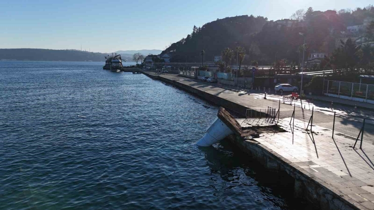 Fırtınanın Etkisiyle Devrilen Deniz Feneri Havadan Görüntülendi