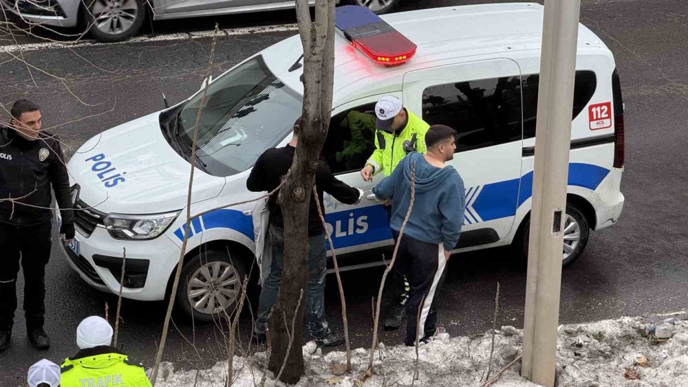 Kaza Yapan Sürücüler Kavga Edince Kelepçelenip Karakola Götürüldü