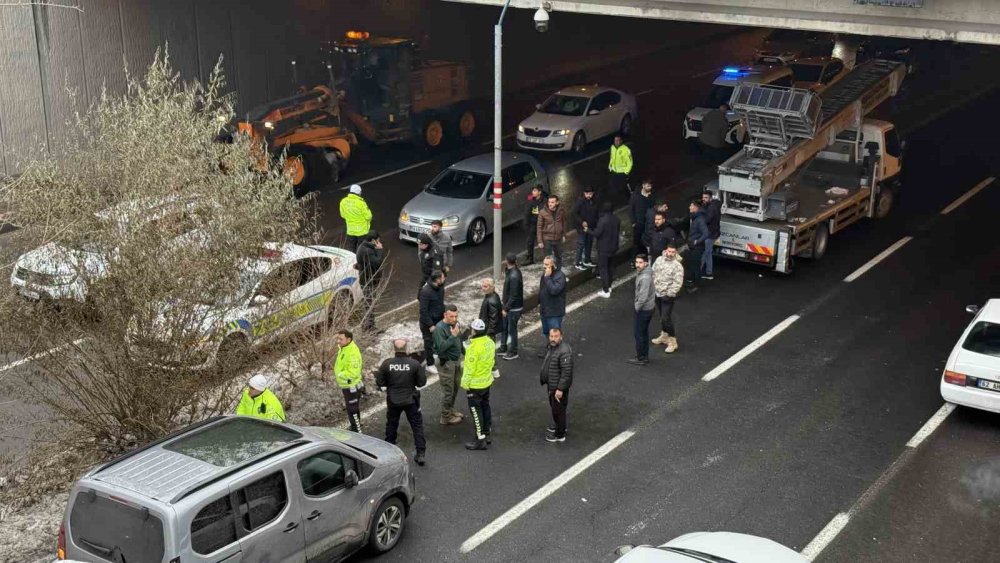 Kaza Yapan Sürücüler Kavga Edince Kelepçelenip Karakola Götürüldü