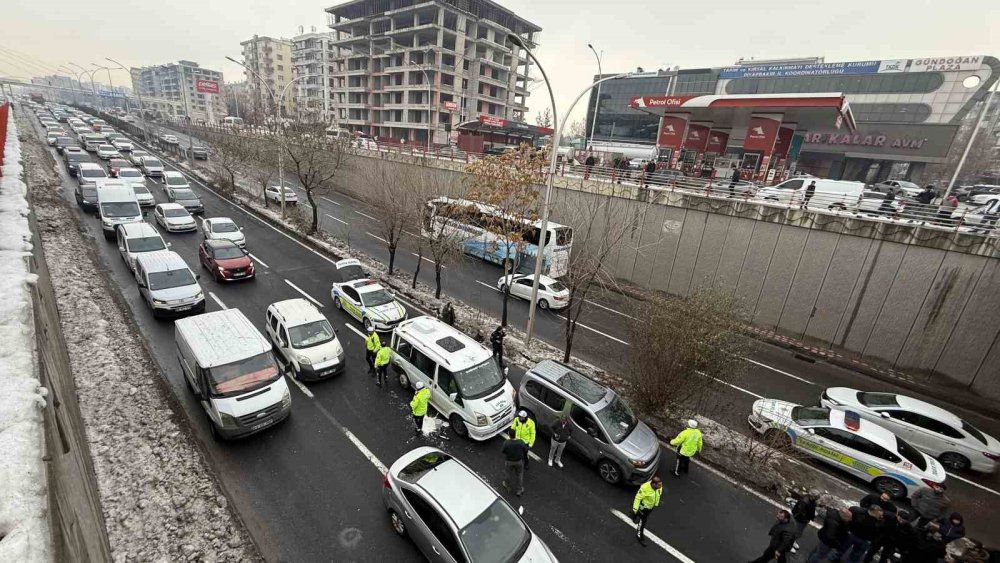 Kaza Yapan Sürücüler Kavga Edince Kelepçelenip Karakola Götürüldü