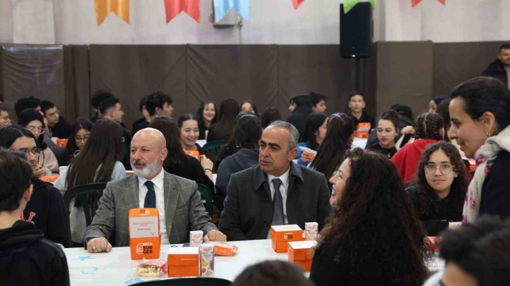 Başkan Çolakbayrakdar: "güçlü Türkiye’nin Temeli Gençlerimizdir"