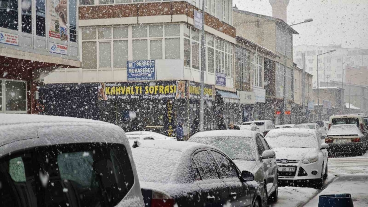 Ahlat’ta Yoğun Kar Yağışı