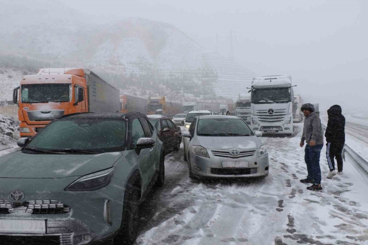 Meteorolojiden Bayburt İçin Kuvvetli Kar Ve Fırtına Uyarısı