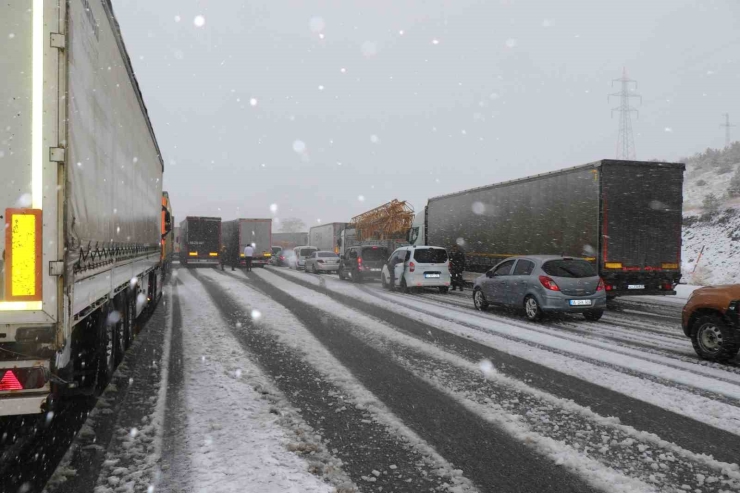 Meteorolojiden Bayburt İçin Kuvvetli Kar Ve Fırtına Uyarısı