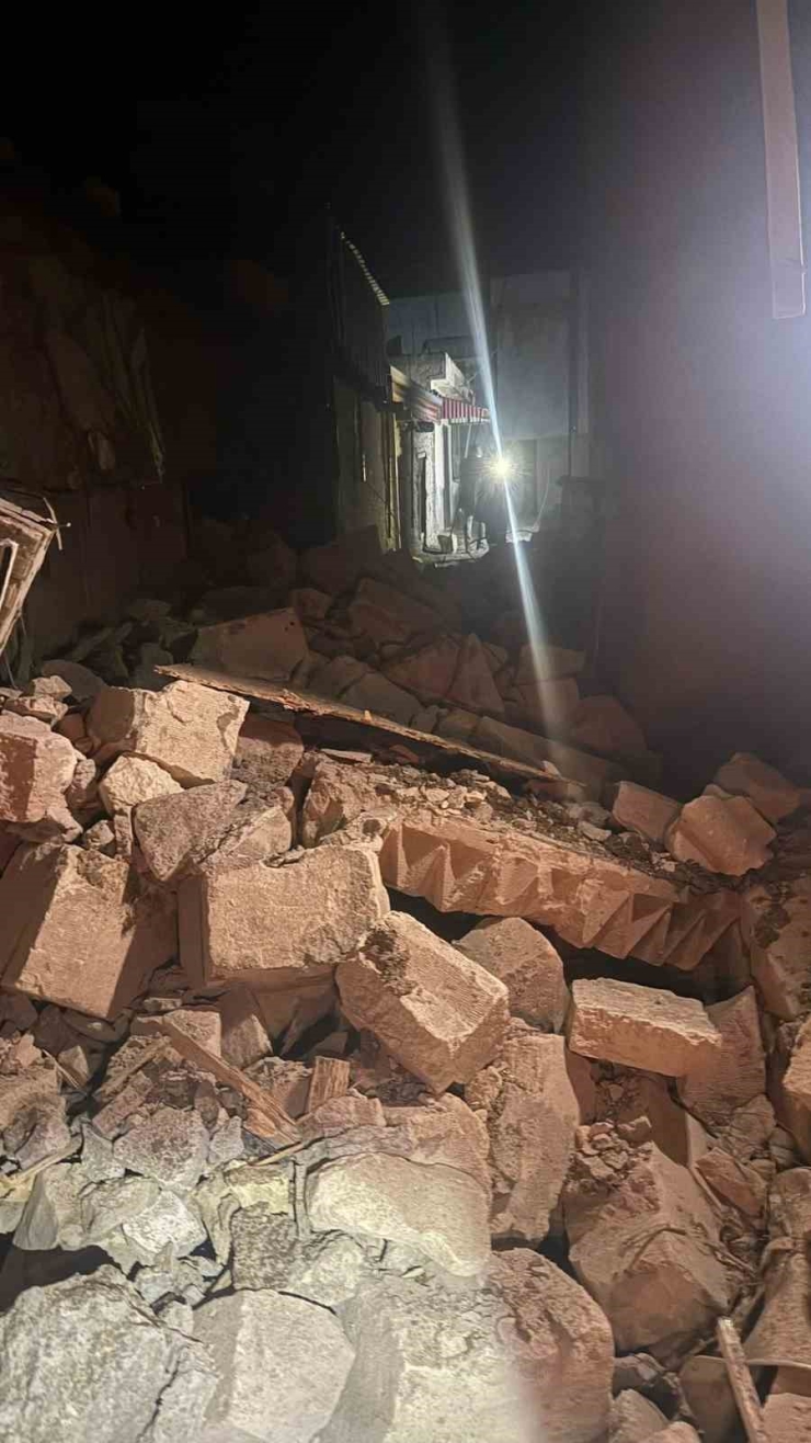 Niğde’de Şiddetli Rüzgar Nedeniyle Minare Yıkıldı, Çatılar Uçtu