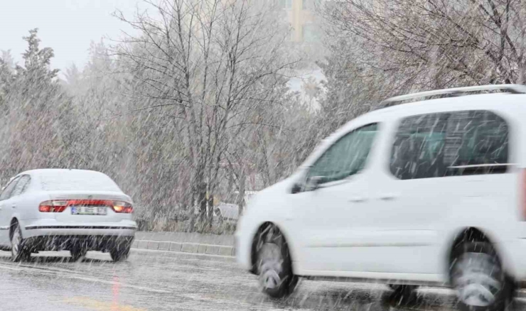 Aksaray’da Kar Yağışı Etkili Oluyor