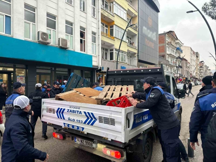 Ordu’da Kaldırımı İşgal Eden Malzemeler Toplandı