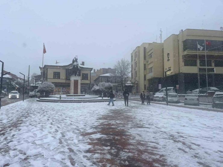 Tavşanlı’da Şehir İçi Ve Yüksek Kesimler Beyaza Büründü