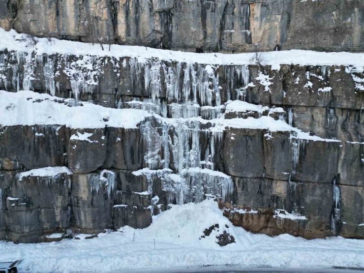 Şırnak’ta Buz Sarkıtları Dronla Görüntülendi