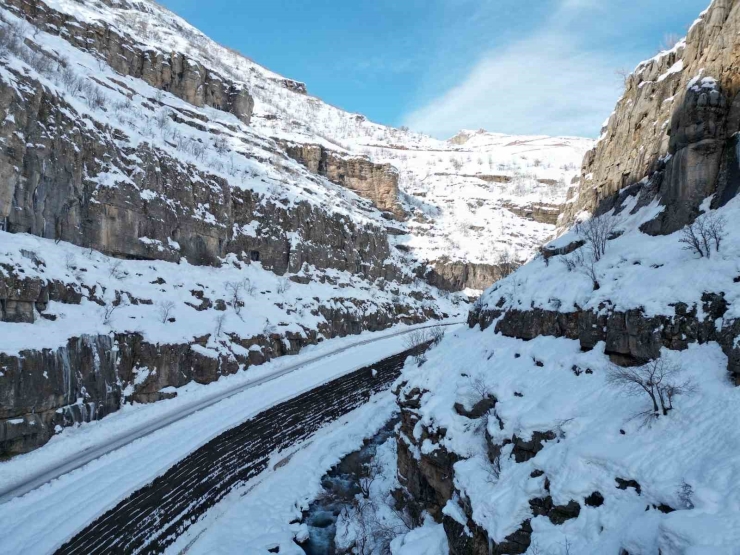Şırnak’ta Buz Sarkıtları Dronla Görüntülendi