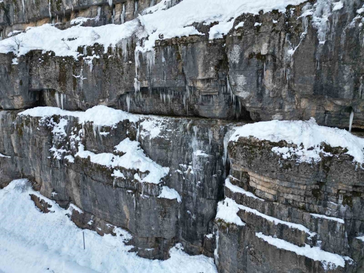 Şırnak’ta Buz Sarkıtları Dronla Görüntülendi