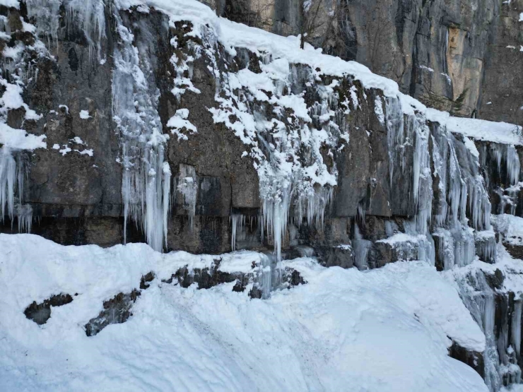Şırnak’ta Buz Sarkıtları Dronla Görüntülendi