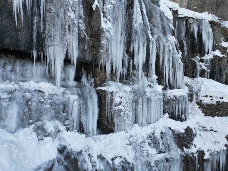 Şırnak’ta Buz Sarkıtları Dronla Görüntülendi