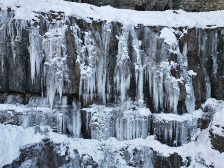Şırnak’ta Buz Sarkıtları Dronla Görüntülendi