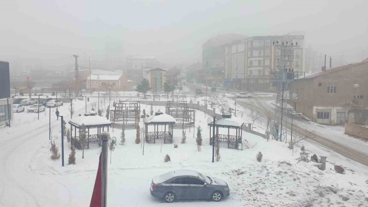 Başkale’de Kar Yağışı Başladı