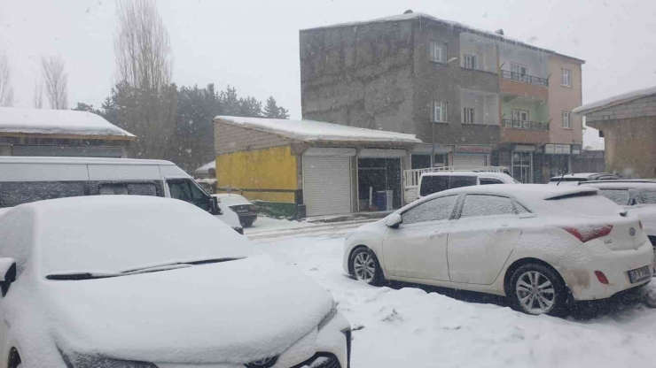 Başkale’de Kar Yağışı Başladı