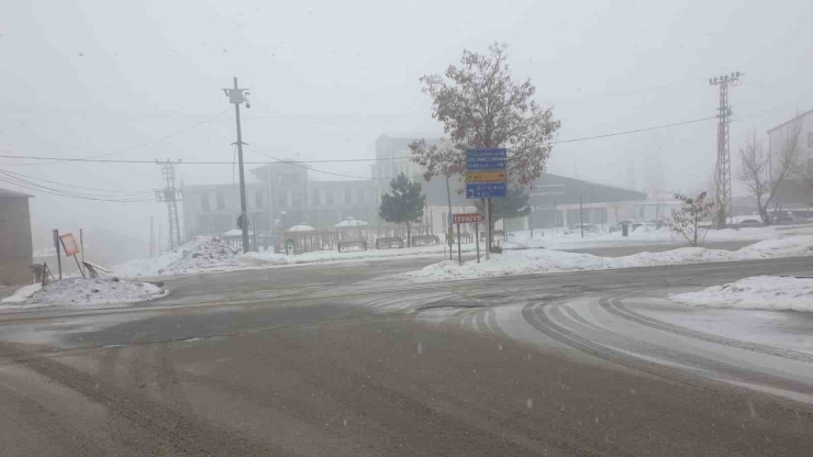 Başkale’de Kar Yağışı Başladı