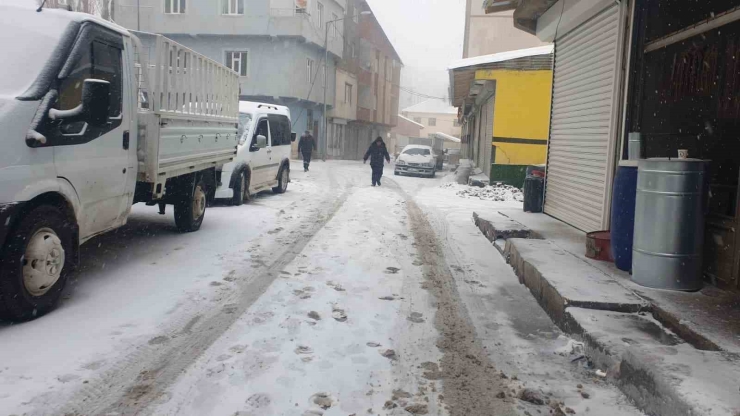 Başkale’de Kar Yağışı Başladı