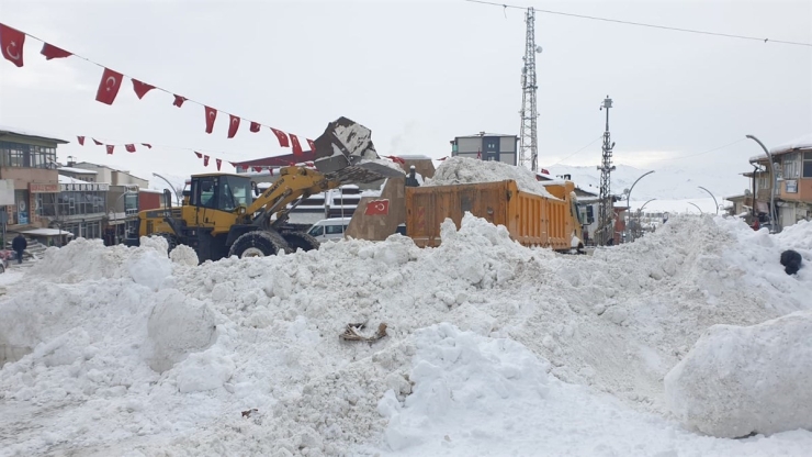 Başkale’de Kar Yağışı Başladı