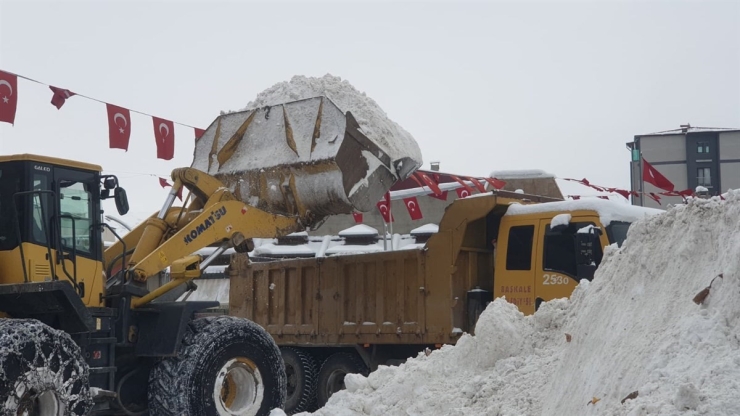 Başkale’de Kar Yağışı Başladı