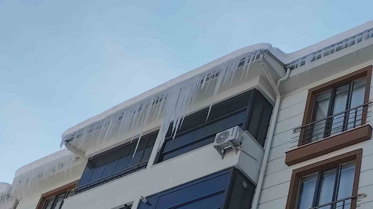 Erciş’te Buz Sarkıtları Tehlike Saçıyor