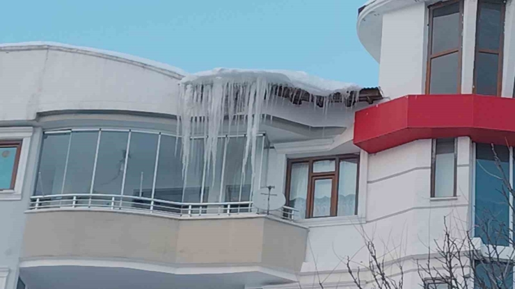 Erciş’te Buz Sarkıtları Tehlike Saçıyor