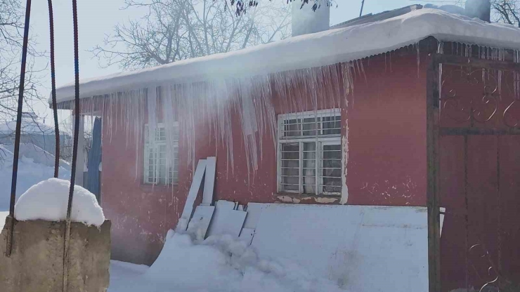 Erciş’te Buz Sarkıtları Tehlike Saçıyor