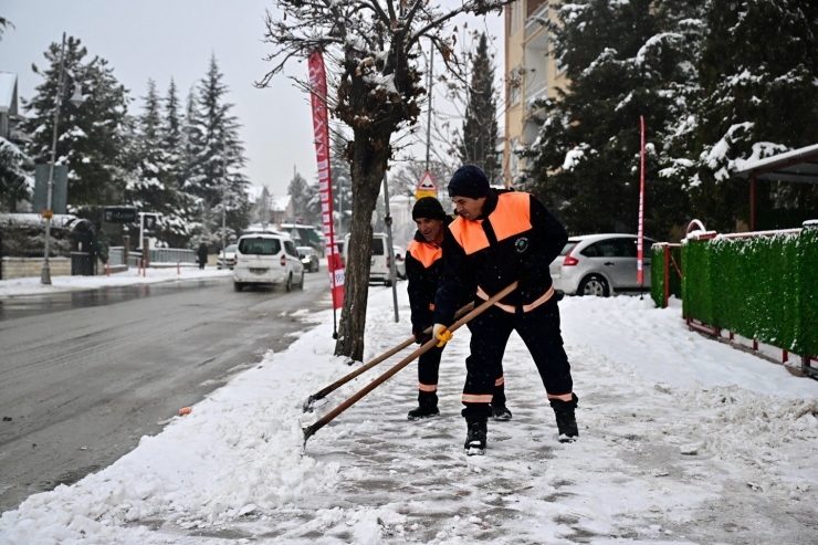 Yeşilyurt Belediyesi Karla Mücadele Ekiplerinden Kesintisiz Hizmet