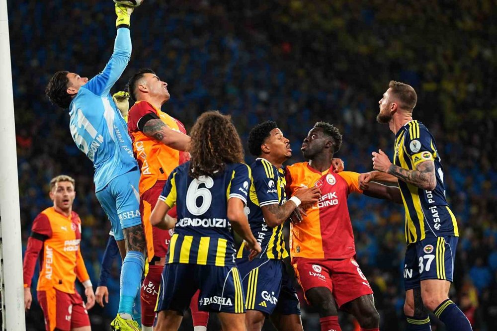 2025 Turkcell Süper Kupa: Galatasaray: 0 - Fenerbahçe: 1 (i̇lk Yarı)