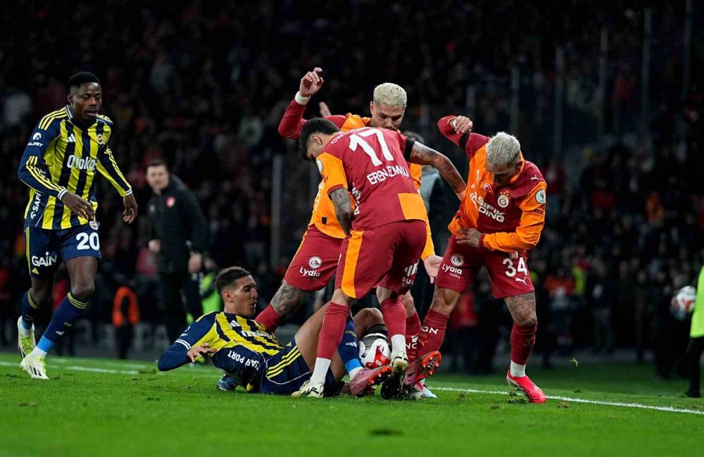 2025 Turkcell Süper Kupa: Galatasaray: 0 - Fenerbahçe: 1 (i̇lk Yarı)