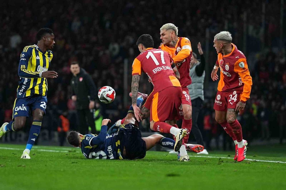 2025 Turkcell Süper Kupa: Galatasaray: 0 - Fenerbahçe: 1 (i̇lk Yarı)