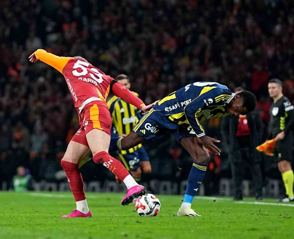 2025 Turkcell Süper Kupa: Galatasaray: 0 - Fenerbahçe: 1 (i̇lk Yarı)