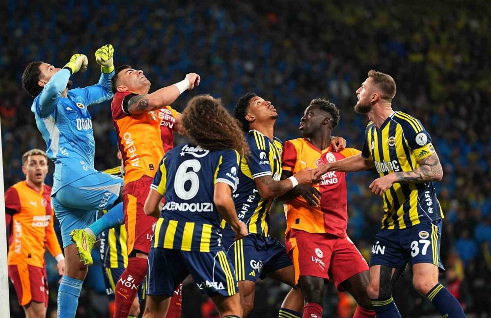 2025 Turkcell Süper Kupa: Galatasaray: 0 - Fenerbahçe: 1 (i̇lk Yarı)