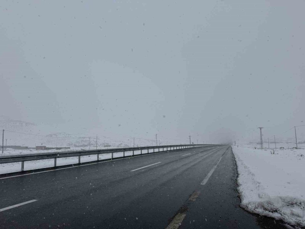 Görüş Mesafesi Düştü.. Pamuk Geçidi'nde Kar ve Sis Sürücüleri Zorluyor!