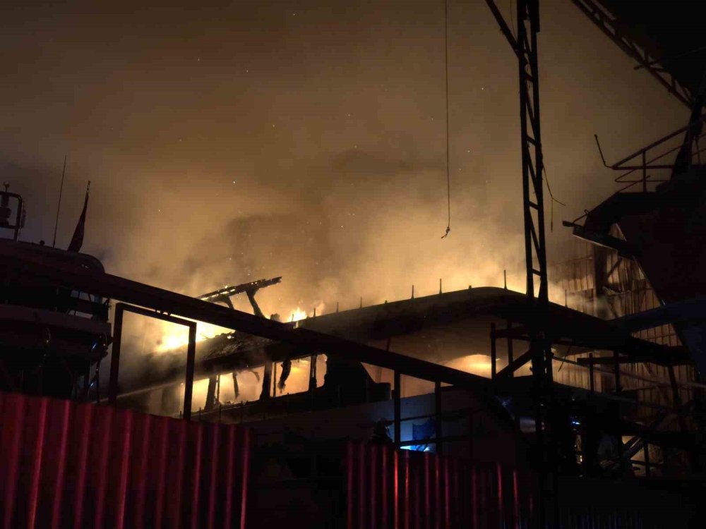 Muğla’da Tersane Yangını: Söndürme Çalışmaları Sürüyor