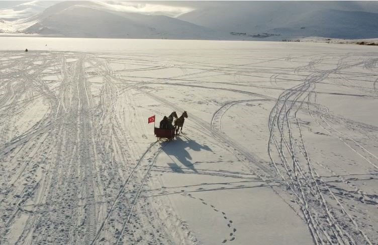 Çıldır Gölü’nde Atlı Kızak Heyecanı Başladı