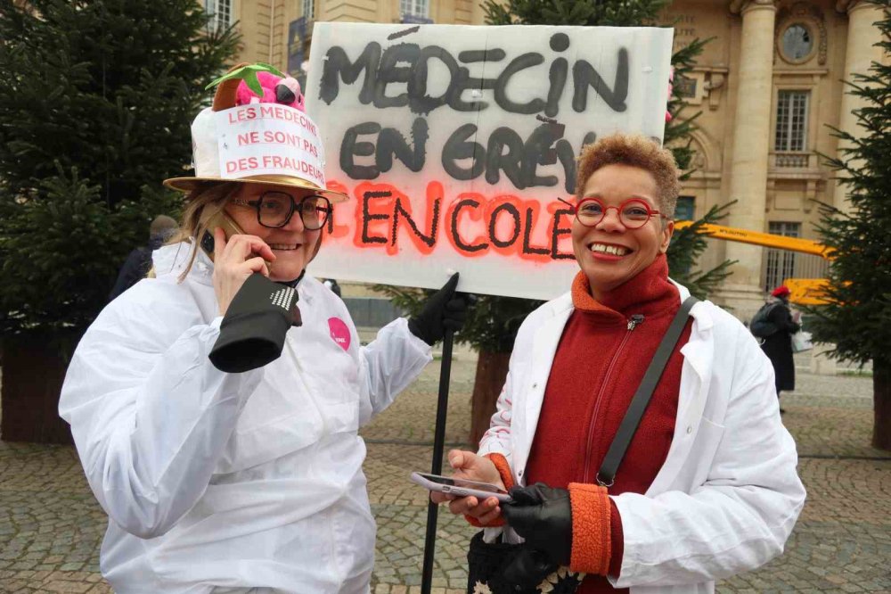 Doktorlar 10 Günlük Grev Kapsamında Paris’in Sokaklarını Doldurdu