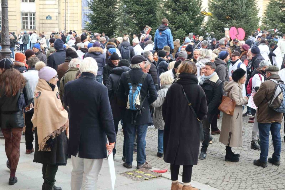 Doktorlar 10 Günlük Grev Kapsamında Paris’in Sokaklarını Doldurdu