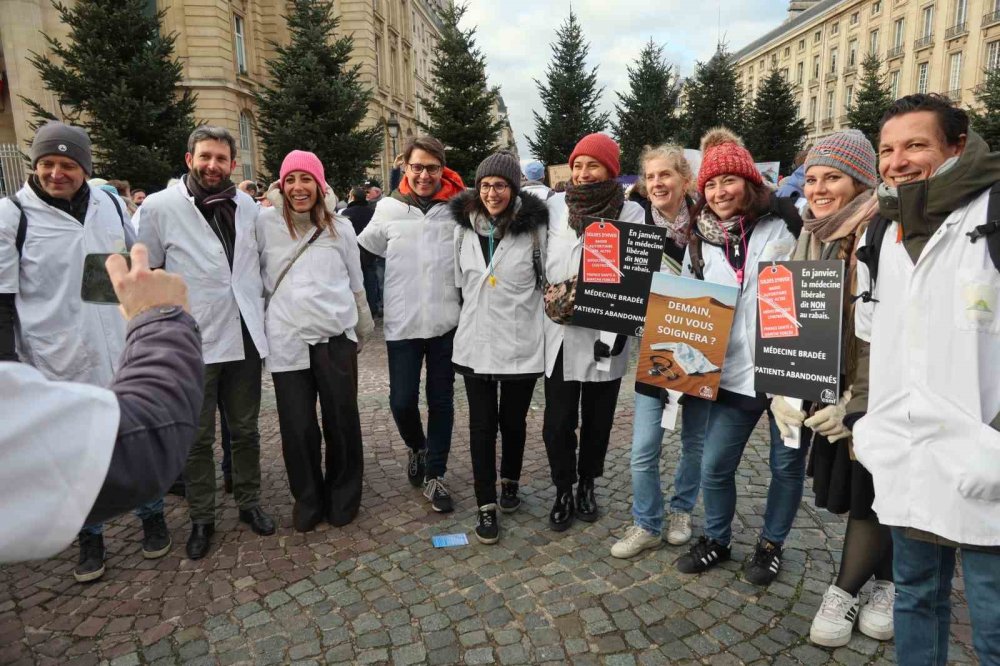 Doktorlar 10 Günlük Grev Kapsamında Paris’in Sokaklarını Doldurdu