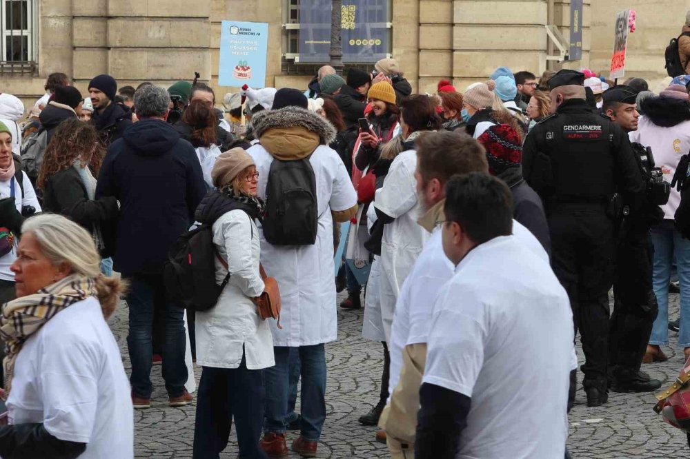 Doktorlar 10 Günlük Grev Kapsamında Paris’in Sokaklarını Doldurdu