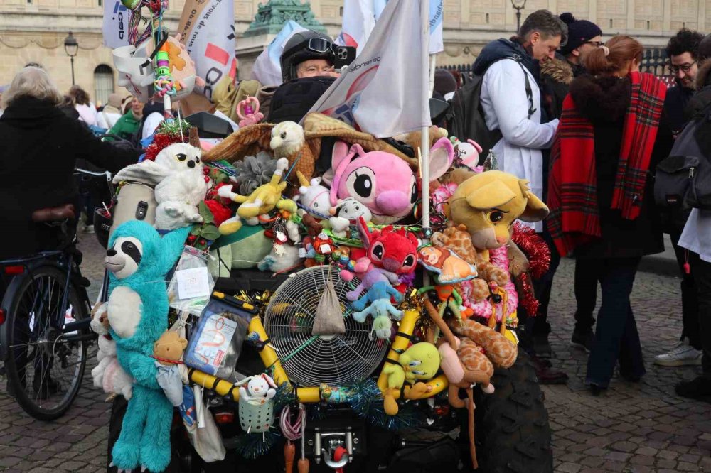 Doktorlar 10 Günlük Grev Kapsamında Paris’in Sokaklarını Doldurdu