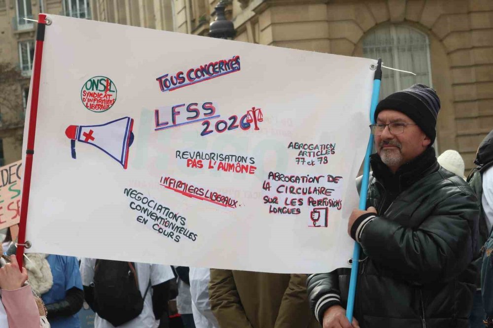 Doktorlar 10 Günlük Grev Kapsamında Paris’in Sokaklarını Doldurdu