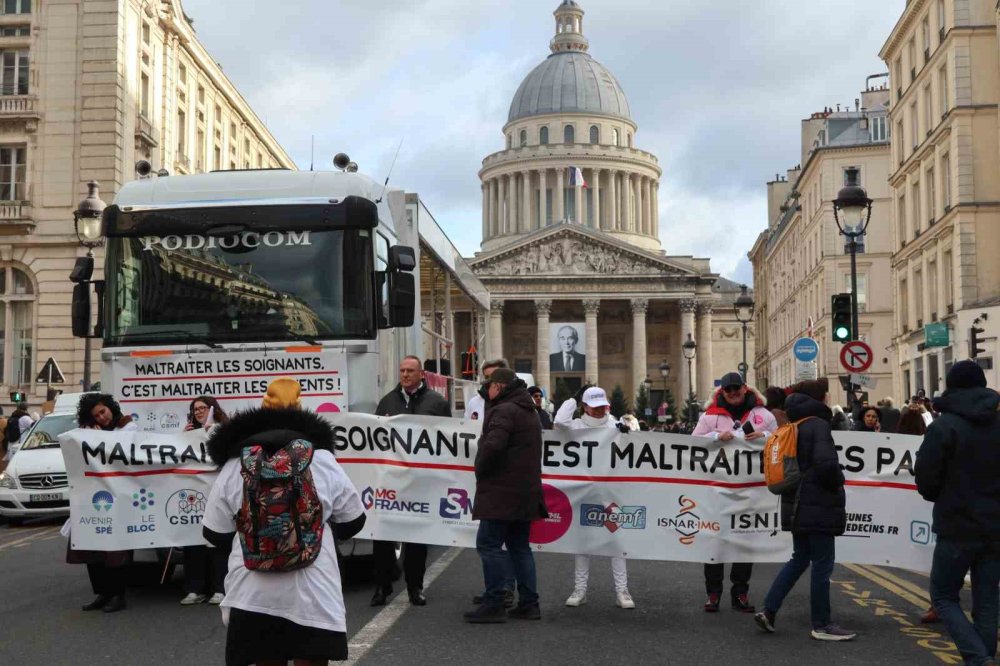 Doktorlar 10 Günlük Grev Kapsamında Paris’in Sokaklarını Doldurdu