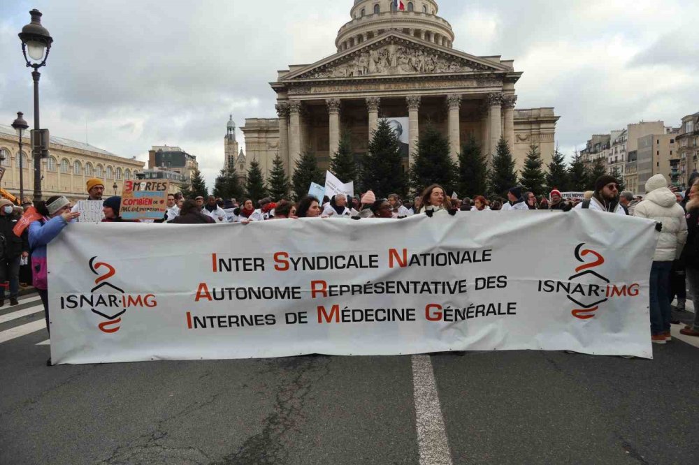 Doktorlar 10 Günlük Grev Kapsamında Paris’in Sokaklarını Doldurdu