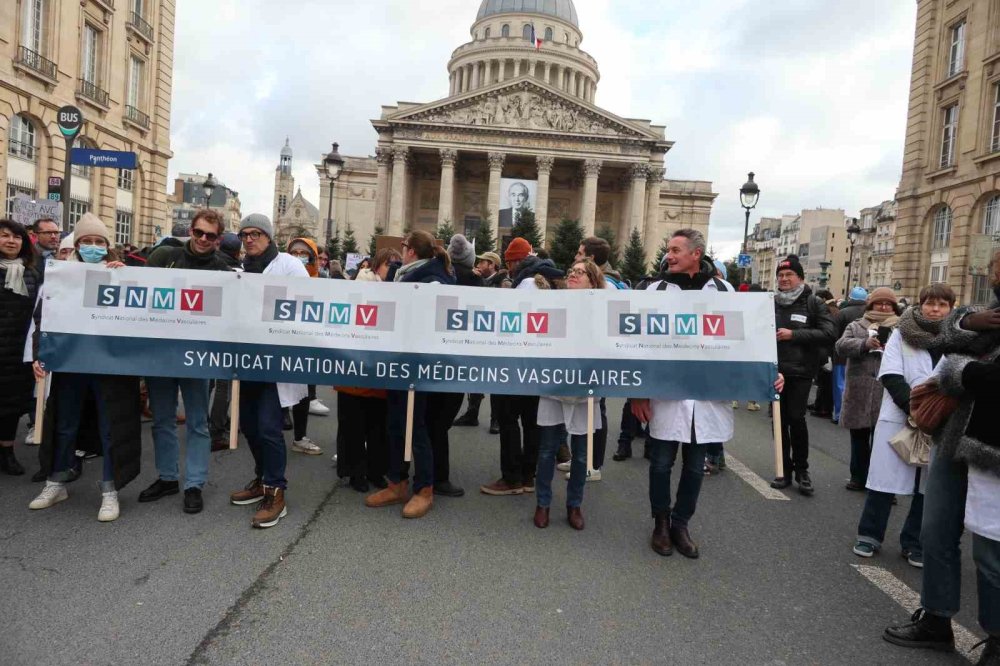 Doktorlar 10 Günlük Grev Kapsamında Paris’in Sokaklarını Doldurdu