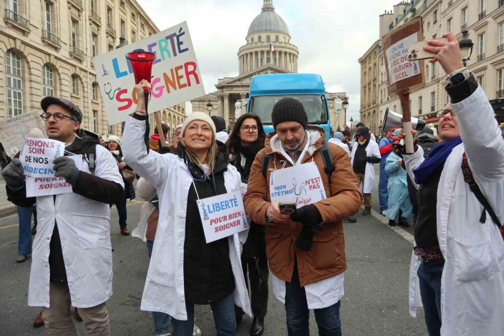 Doktorlar 10 Günlük Grev Kapsamında Paris’in Sokaklarını Doldurdu