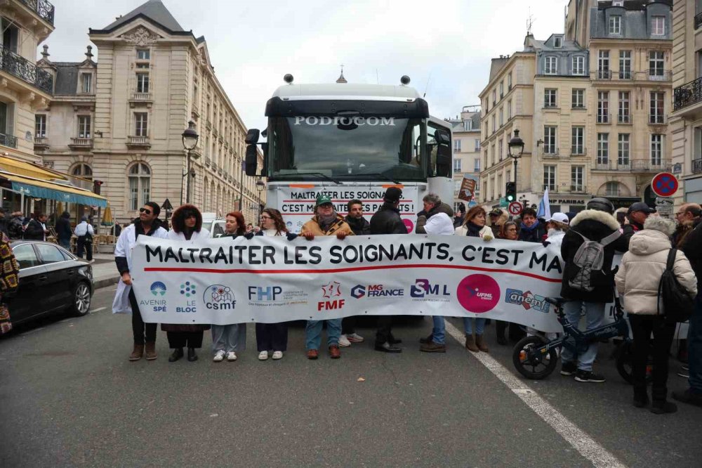 Doktorlar 10 Günlük Grev Kapsamında Paris’in Sokaklarını Doldurdu