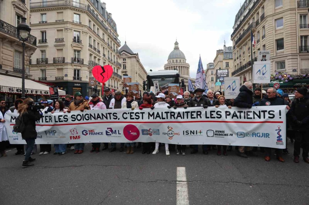 Doktorlar 10 Günlük Grev Kapsamında Paris’in Sokaklarını Doldurdu