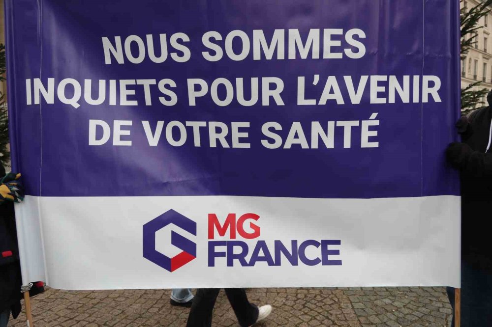 Doktorlar 10 Günlük Grev Kapsamında Paris’in Sokaklarını Doldurdu